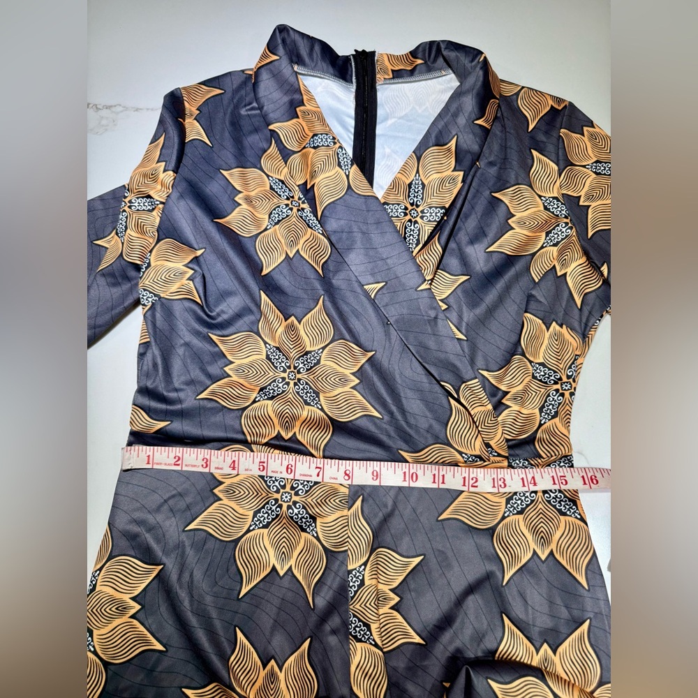NWOT JUMPSUIT, 1-piece, V-Neck, Zipper, 3/4 Sleeves, Pockets, Flowers.Size L - Picture 4 of 12